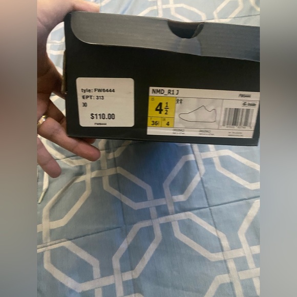 Adida color white in great condition preloved - Picture 2 of 7